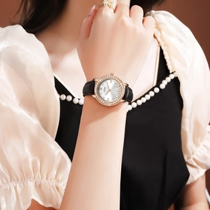 Montre quartz luxe pour femme en or rose avec strass mobiles et bracelet en cuir noir