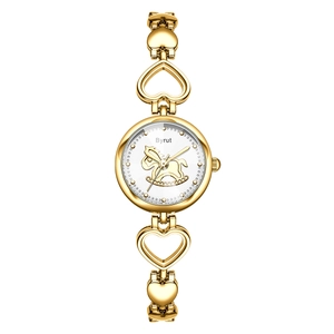 Montre bracelet dorée élégante pour femme avec maillons en cœur et cadran cheval à bascule