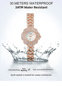 Vista dettagliata dell'orologio a fiore con resistenza all'acqua 3ATM tra gli spruzzi