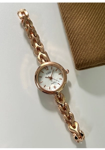 Details der roségoldenen Kettenuhr mit weißem Perlmuttzifferblatt und Pfeilgliedern