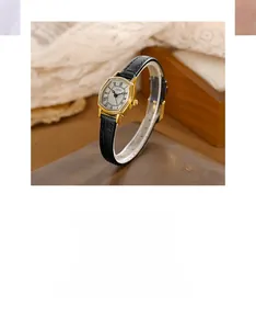 Dettaglio dell'orologio GEDI vintage tonneau con cassa dorata e cinturino in pelle nera su pizzo