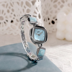 Montre à quartz argentée avec cadran en nacre bleu clair et design irrégulier