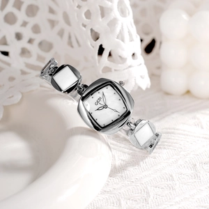 Montre à quartz argentée avec bracelet en métal losange et cadran en nacre blanche