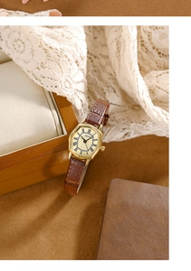 Dettaglio della cassa ottagonale dorata e dei numeri romani vintage sull'orologio
