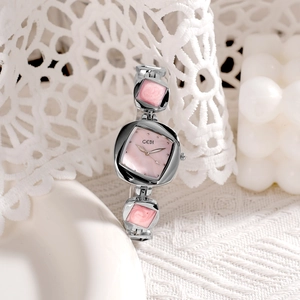 Montre Gedi irrégulière avec cadran rose en nacre et bracelet en argent articulé