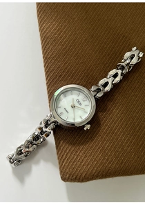 Details der silbernen GEDI Quarzuhr mit Gliederkettenarmband und weißem minimalistischem Zifferblatt