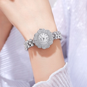 Orologio Gedi donna argento a forma di fiore con cristalli e quadrante in madreperla al polso