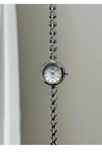 Detailansicht der GEDI Silberuhr mit eleganten herzförmigen Metallkettengliedern