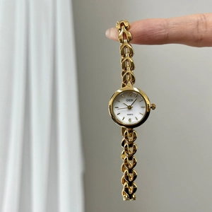 Elegante goldene Quarzuhr für Damen mit minimalistischem Zifferblatt und Metallkettenarmband