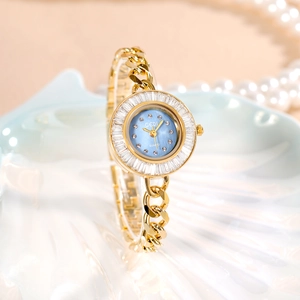 Montre à quartz dorée pour femme avec cadran en nacre bleue et lunette en zircon