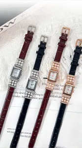 Détail de montres à quartz vintage GEDI carrées avec perles et strass brillants