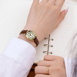 Orologio al quarzo retrò dorato con numeri romani e cinturino in pelle marrone al polso