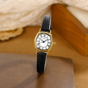 Orologio vintage tonneau dorato con numeri romani e cinturino in pelle nera