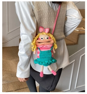 Détail du sac bandoulière pour enfants fait main au crochet avec motif poupée mignonne