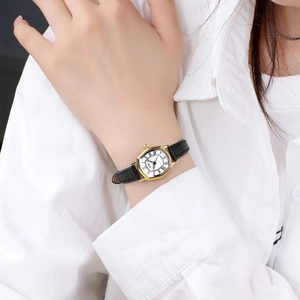 Orologio vintage da donna dorato a forma di botte con numeri romani e pelle nera