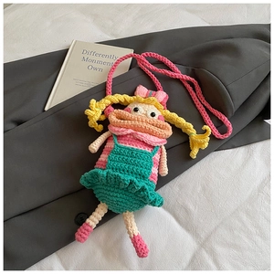 Détail d'un sac bandoulière poupée crocheté à la main avec sangle rose et tresses jaunes