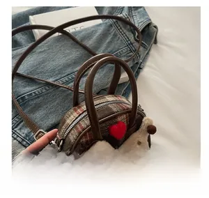 Détails du mini sac à carreaux marron pour enfants avec cœur rouge et breloque girafe