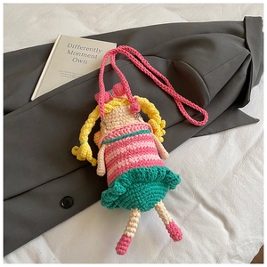 Gros plan du sac bandoulière poupée crocheté main montrant la texture du tricot