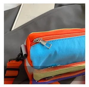 Details der farbenfrohen Nylon-Umhängetasche mit Reißverschlüssen und robustem Stoff