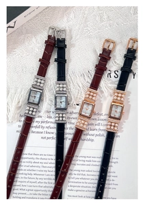 Détails de montres de luxe rectangulaires avec perles et bracelets en cuir chic