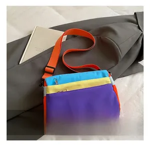 Detailansicht der bunten Nylon-Umhängetasche mit verstellbarem Riemen und Reißverschluss
