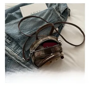 Vue intérieure du mini sac à carreaux montrant la capacité pour petits objets du quotidien