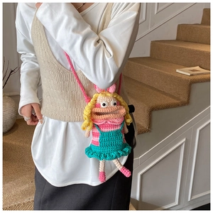Détail du sac bandoulière au crochet fait main avec des détails tricotés colorés