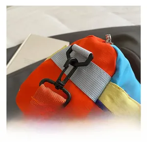 Makro-Detail eines robusten Kunststoffhakens und verstellbaren Gurtes einer Kindertasche