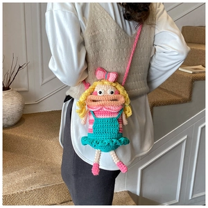 Détails du tricot d'un sac bandoulière fait main au crochet avec motif poupée cartoon