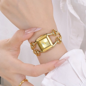 Montre à quartz carrée dorée pour femme avec bracelet élégant à maillons fer à cheval