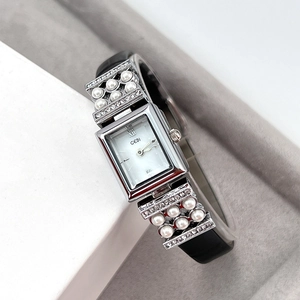 Montre à quartz élégante pour femme avec perles, nacre et bracelet en cuir noir
