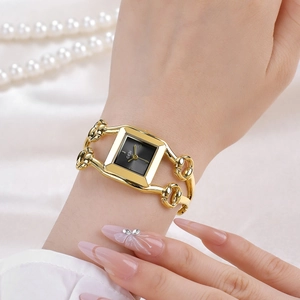 Montre carrée dorée élégante pour femme avec cadran noir et bracelet à maillons stylé