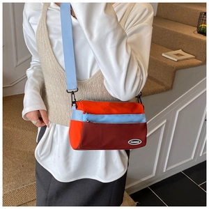 Detail der Kinder-Umhängetasche mit lebhaftem Color-Blocking-Design und verstellbarem Gurt