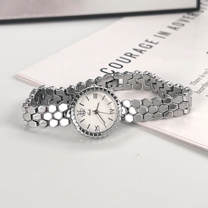 Women Quartz Watch Alloy Honeycomb Bracelet Strap Bee Logo Roman Numeral Elegant Minimalist Wristwatch