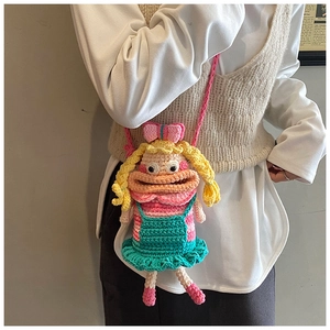 Vue détaillée du sac à bandoulière au crochet fait main avec cheveux jaunes et nœud rose
