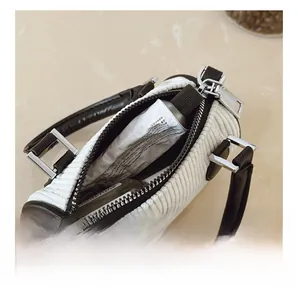 Vue détaillée de l'intérieur du mini sac seau en velours côtelé avec fermeture éclair