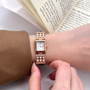 Montre à quartz élégante en or rose pour femme avec bracelet perles et strass