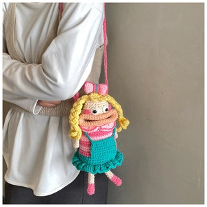 Détail d'un sac bandoulière fait main au crochet avec poupée mignonne et lèvres roses