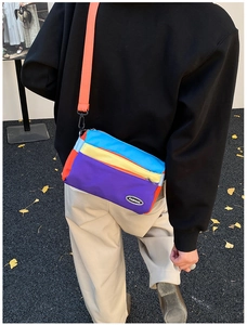 Detailaufnahme der bunten Kinder-Umhängetasche mit lila und blauen Nylon-Einsätzen
