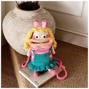 Gros plan du sac bandoulière au crochet fait main avec design de poupée mignonne