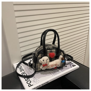Détail du sac enfant à carreaux avec chiot en peluche 3D et anse noire brillante