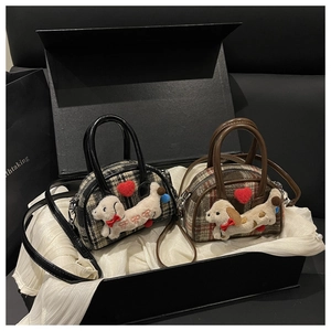 Détail de mini sacs à main en tweed pour enfants avec chiot en peluche et cœur rouge
