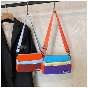 Detail von bunten Nylon-Umhängetaschen mit verstellbaren Trägern und Fashion-Patches