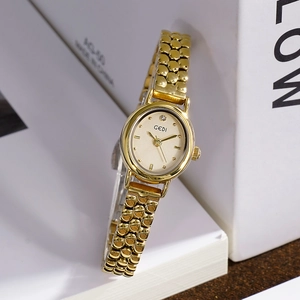 Élégante montre ovale en acier inoxydable doré pour femme avec bracelet à maillons