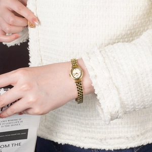 Montre élégante pour femme en acier inoxydable doré avec bracelet en métal tressé