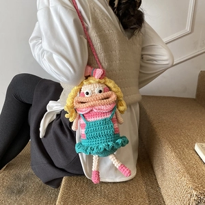 Sac à bandoulière mignon en crochet fait main avec cheveux jaunes et robe bleue
