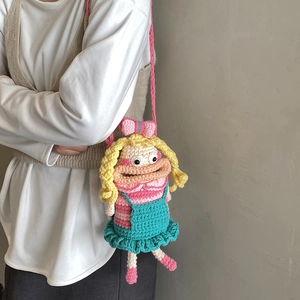 Sac bandoulière enfant au crochet fait main avec motif fille cartoon et cheveux jaunes