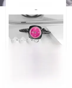 Dettaglio dell'orologio Gedi con quadrante rosa e cinturino a corda nero