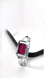 Detail einer luxuriösen quadratischen Uhr mit rosafarbenem Zifferblatt und Silberarmband