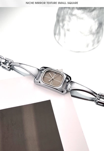 Detail der silbernen quadratischen Uhr mit mokkabraunem Zifferblatt und feinem Armband